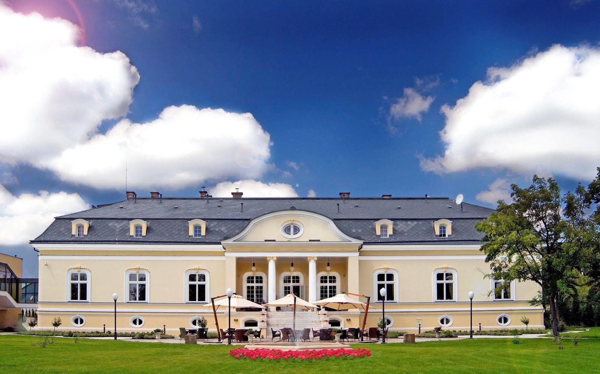 Amade Chateau Vrakun Exterior photo