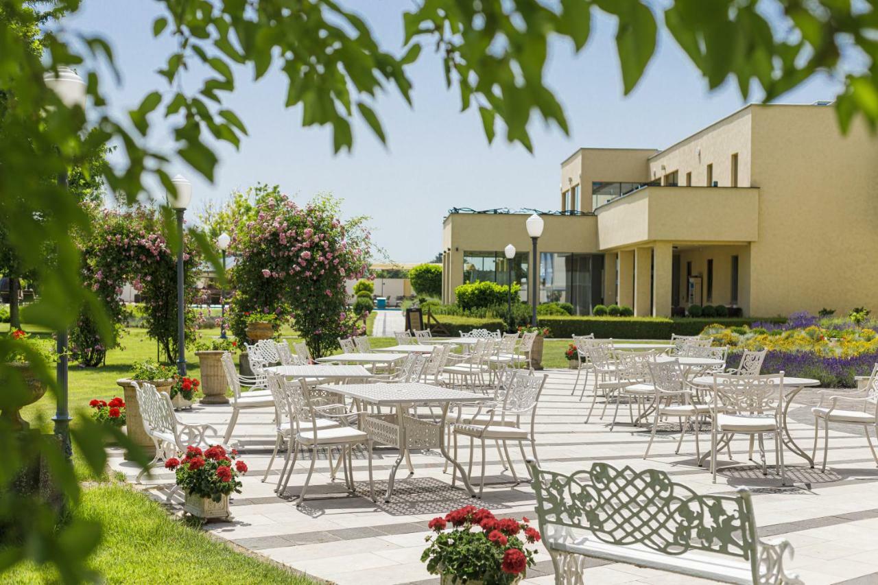 Amade Chateau Vrakun Exterior photo